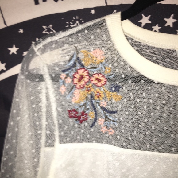 White blouse - Picture 3 of 8